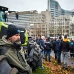 Irate Dutch farmers clog roads in major tractor protest over government’s climate change policy  (VIDEOS)